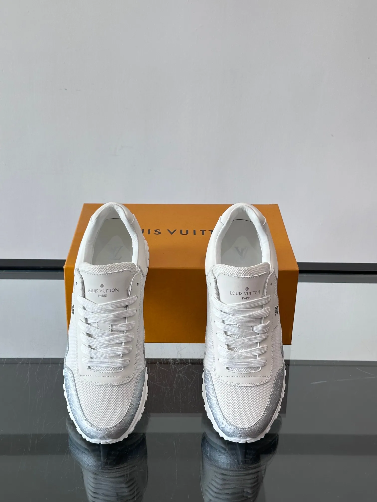 Men's Men's Shoes 💰500 [New Style] 🐡🐡LV🆕RUN AWAY sneakers, this Run Away sneaker is made of first-layer cowhide leather and breathable original material. The wedge-shaped rubber outsole continues the running shoe design, embellished with Monogram flowers, the L V letter is marked on the tongue, and the Louis Vuitton Paris logo is embellished on the back. Paired with brand logo cotton feet, the mesh lining and heel are spliced ​​and wrapped in cowhide, making the upper foot comfortable and breathable! size: 39-44 (38.45.46 customized)